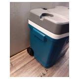 Igloo Latitude 30 qt Roller Cooler (Broken Handle)