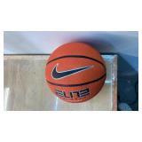 Nike Elite All Court 8P 2.0 basketball in size 5