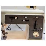 Singer Touch & Sew Deluxe Zig-Zag Model 636 Sewing Machine