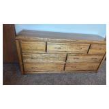 Broyhill 7 drawer dresser 30x64x16.5 great condition matches lot 912 and 914