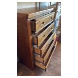 Broyhill 5 drawer chest of drawers 47x34x16.5 great condition matches lot 913 and 912