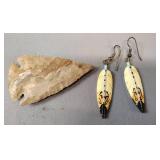 PAIR OF FEATHER DANGLE EARRINGS AND ARROWHEAD