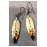 PAIR OF FEATHER DANGLE EARRINGS AND ARROWHEAD