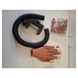 Practice Hand for Acrylic Nails, Flexible Nail Practice Hands Magnetic Fake Hands for Nails Practice, Movable Nail Mannequin Hand with 200PCS Nail Tips for Beginners,13.9 * 6.2 * 1.9