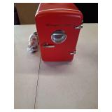 Frigidaire  6 Can/4L Mini Personal Retro Fridge Cooler  EFMIS229  Red