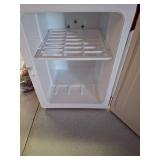 Frigidaire  6 Can/4L Mini Personal Retro Fridge Cooler  EFMIS229  Red