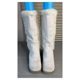 Bongo White Suede Winter Boots Faux Fur Lining and Minimal Wear. Ladies Size Seven