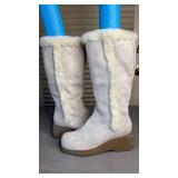 Bongo White Suede Winter Boots Faux Fur Lining and Minimal Wear. Ladies Size Seven
