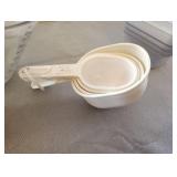MEASURING CUPS AND PORTION DISHES WITH KITCHEN TIMER