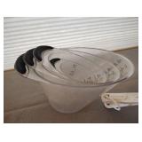 MEASURING CUPS AND PORTION DISHES WITH KITCHEN TIMER