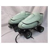 VNLA Mint Green Roller Skates Looks to be a Size 10 but cant confirm.