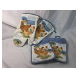 Essential Home Country Chicken Oven Mitts Set