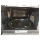 Magic Chef 17.3 in W, 0.7 cu. ft. Countertop Microwave, in White with 700-Watt Cooking Power - Retail: $50