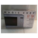 Magic Chef 17.3 in W, 0.7 cu. ft. Countertop Microwave, in White with 700-Watt Cooking Power - Retail: $50