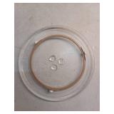 Continental Electric.7 Cubic Feet Countertop Microwave in Black Glass Plate Included - Retail: $65