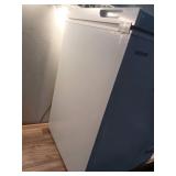 Vissani 5.0 cu. ft. Manual Defrost Chest Freezer with LED Light HMCF5W5 (See Pics)- Retail: $219