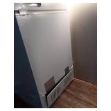 Vissani 5.0 cu. ft. Manual Defrost Chest Freezer with LED Light HMCF5W5 (See Pics)- Retail: $219
