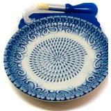 BonCera, All-in-one Premium Ceramic Garlic Grater Plate 4-Piece Set - Blue Embossed Design and Style - For Garlic, Ginger, Chocolate, and more! - Comes with 5.25" Plate, Peeler, Brush, and Stand
