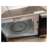 21 in. 1.1 cu. ft. 1000-Watt Countertop Microwave Oven in Fingerprint Resistant Stainless Steel and Bar handle - Retail: $109