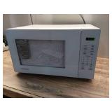 1.1 cu. ft. Countertop Microwave Oven in White (Missing Plate) - Retail: $89