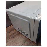 1.1 cu. ft. Countertop Microwave Oven in White (Missing Plate) - Retail: $89