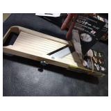 Benriner Mandoline Slicer with 4 Blades, Japanese Stainless Steel, BPA Free, 12.75 x 3.625-Inches, Beige