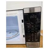 Vissani 0.9 cu. ft Countertop Microwave Oven in Fingerprint Resistant Stainless Steel (See Details)- Retail: $79