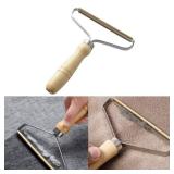 DAIFUQIHUA Carpet Pet Hair Remover, Portable Spark Lint Roller with Wooden Handle, Carpet Pile Brush with Double Sided Metal Scraper Suits Indoor Carpet, Pet Hair, Car Carpet,1 Pc