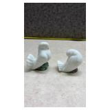 Avon White Ceramic Dove Salt and Pepper Shakers(SS)