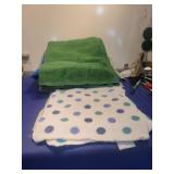 Flat of towels Green and Polka Dot Pattern