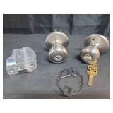 Kwikset Tylo Entry Door Knob with Lock and Key, Secure Keyed Handle Exterior, Front Entrance and Bedroom, Satin Nickel, Pick Resistant SmartKey Rekey Security and Microban