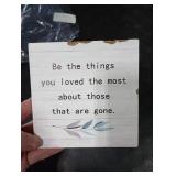 SRADMO Be the Things You Loved the Most About Those That are Gone Wood Box Sign Desk Decor, Rustic Bereavement Memorial Wooden Block Box Sign Decoration For Home Living Room Shelf Table Decor CHIPPED 