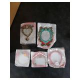 Geelin 5 Pcs Christmas Metal Picture Frame Ornament Vintage Enameled Photo Frames 5 Styles Xmas Tree Hanging Ornament Decoration with Ribbon for Xmas Tree Wall Decor