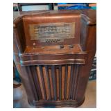 1940s RCA Victor Wooden Console Radio