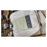 Full/Queen All Season Premium Down Comforter - Casalunaâ¢: Hypoallergenic, 260 Thread Count, RDS Certified - Retail: $185