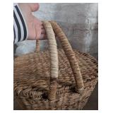 Handwoven Natural Seagrass Basket with Lid