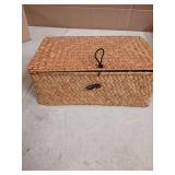 Wicker Basket with Lid, Natural Seagrass Storage Baskets for Organizing, Woven Basket for Storage, Decorative Boxes Bins with Lids Home Organizer Decor (Natural, Small)