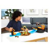Hot Wheels Toy Monster Trucks Playset, Tire-Shaped Case Transforms into Race Course, 3 Trucks and 4 Cars in 1:64 Scale, Stunt Tire (Amazon Exclusive)??