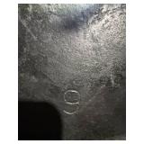 FAVORITE NO.9 CAST IRON DUTCH OVEN /LID #9...............GAR