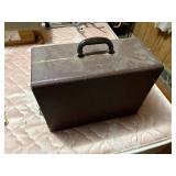 Antique Singer sewing machine in portable case - NBD