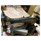 Antique Singer sewing machine in portable case - NBD