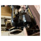 Antique Singer sewing machine in portable case - NBD