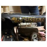 Antique Singer sewing machine in portable case - NBD