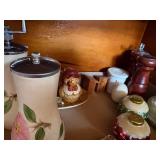 Flat of salt & pepper shakers -- DR