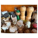 Flat of salt & pepper shakers -- DR