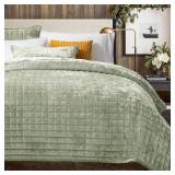 RECYCO Luxury Velvet Quilt Set King Size Bedding Sets, Ultra Soft Velvet Comforter Set, Lightweight Channel Box Stitch Oversized Bedspread Coverlet for All Season, with 2 Shams, Sage Green