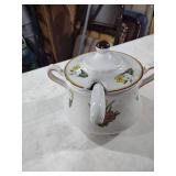 Gravy or soup pot with glass ladle