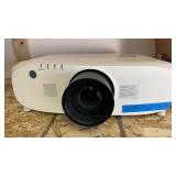 Panasonic PT-EZ580L LCD Projector *lens won´t focus can´t see screen ITR80