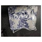 Brilliant Sunshine Blue Toile in Beige and Ivory Patches, 3-Piece Quilt Set with 2 Shams, Reversible Bedspread, Soft Lightweight Coverlet, All-Season, Full/Queen, Blue