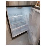 GE ENERGY STAR 21.9 Cu. Ft. Top-Freezer Refrigerator - Retail: $1,799